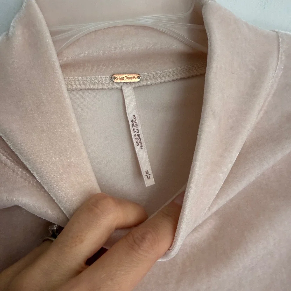 A30 Free People Blush Pink Velvet Mock Neck Puff Sleeve Pleated Top‎ Size Medium